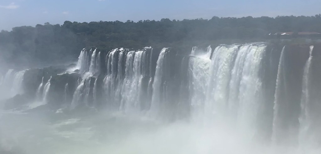This image has an empty alt attribute; its file name is iguazu-02_edited.jpg